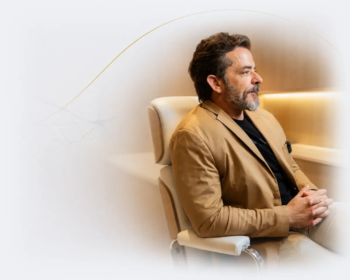 Dr. Júnior Pasin durante consulta em poltrona do consultório