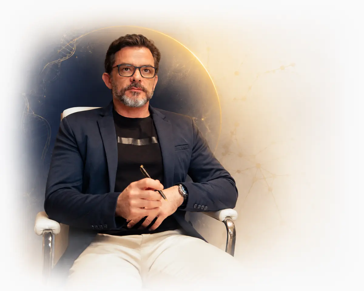 Retrato do Dr. Júnior Pasin sentado, com grafismos científicos ao fundo